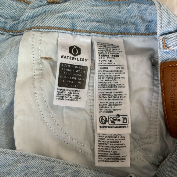 Levi's Baggy Dad Jeans in Light Wash - Picture 9 of 11